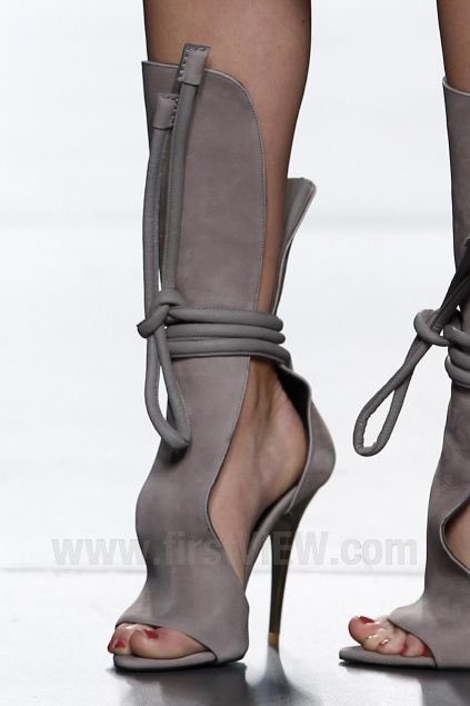 JerronCOUTURE's tweet photo. Juanjo Oliva 2011. A shoe! https://t.co/CkKKk0dfHS