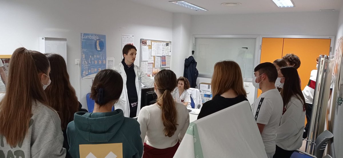 HUnivAM's tweet photo. 🎒44 alumnos de secundaria del IES Herminio Almendros visitan el Hospital para conocer las diferentes titulaciones que ejercen en el centro.

✅ Continuarán formación una vez finalizada la etapa en el instituto. 

+info: https://t.co/NmIYxXhIYV https://t.co/bMjV9cHTFn