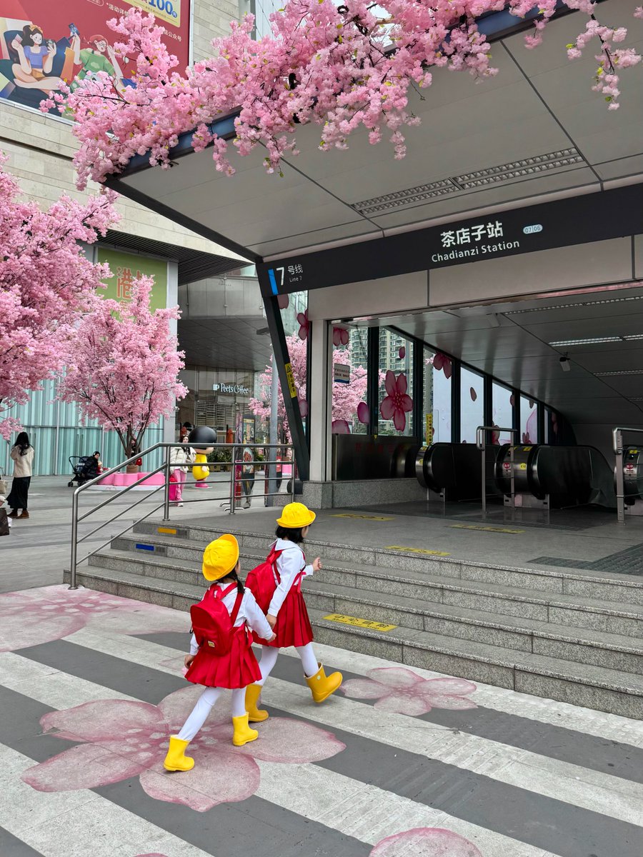 成都地铁站！！！
遇到了真人版小丸子？？！！
这也太可爱了吧！！
#成都