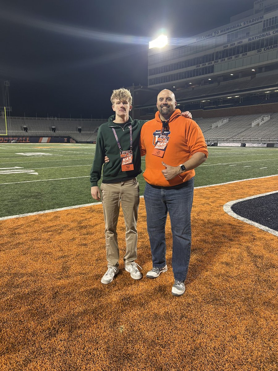 richiedarr5's tweet photo. Great day at @IlliniFootball, I had a great time watching practice, touring the facilties, and bonding with my teamates! Great way to start the offseason! @bmchsfootball @youngbloodgreg @BigGreek79 @PrepRedzoneIL @scottybscout https://t.co/lfbeY7FH9v