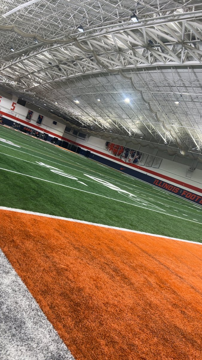 richiedarr5's tweet photo. Great day at @IlliniFootball, I had a great time watching practice, touring the facilties, and bonding with my teamates! Great way to start the offseason! @bmchsfootball @youngbloodgreg @BigGreek79 @PrepRedzoneIL @scottybscout https://t.co/lfbeY7FH9v