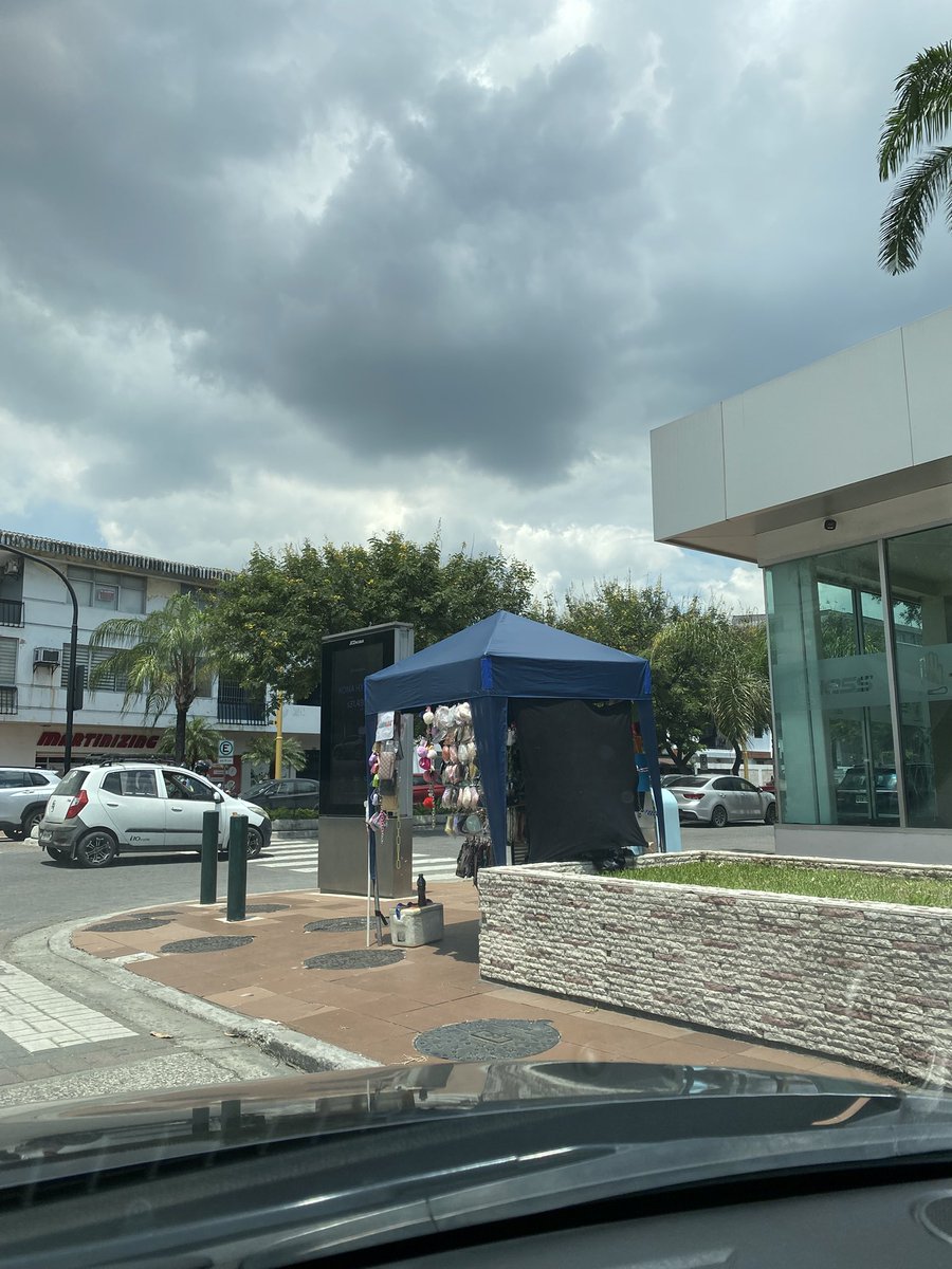 Lagransenio's tweet photo. La ciudad de #Guayaquil convertida en un Mercado. @alcaldiagye #alcaldiadeGuayaquil
En cualquier esquina un puesto de ventas, esté el Cedros y Víctor Emilio Estrada #urdesa , cero orden y cero control en la ciudad. Oficina del #IESS
Un caramanchel más! https://t.co/xLiaqNrOCS