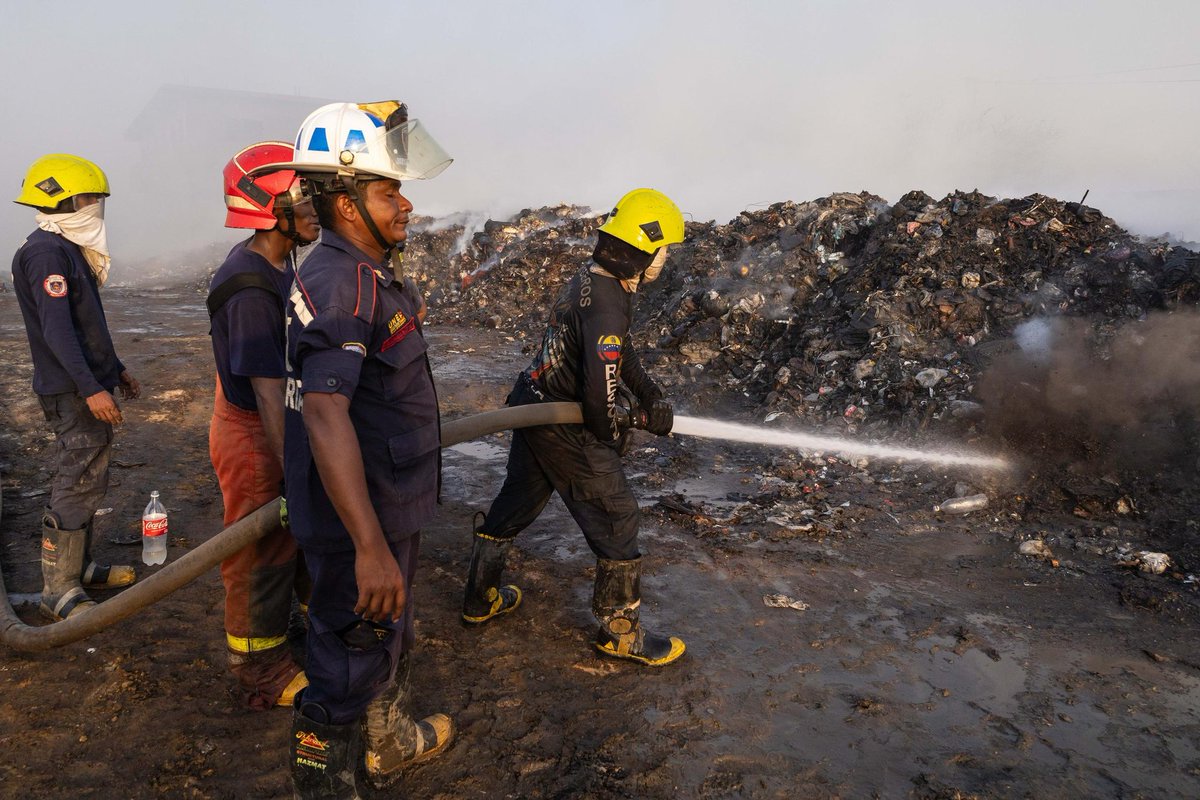 McboSamas's tweet photo. .@_BomberosMcbo informó que ahora están en labores de remoción, refrescamiento y traslado del material sólido ya consumido, que es la etapa más larga de todo el proceso de extinción de un incendio como el de Recimara. https://t.co/KFMMM5bNDo https://t.co/21NwSOwWry