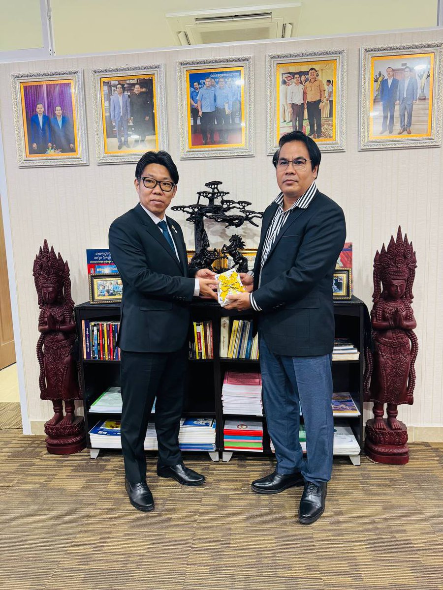 JaticNews's tweet photo. 情報省のSok Chanpheakdey国務長官とお会いし、私たちJATIC NEWSのカンボジアでの活動をサポートいただけるとおっしゃっていただきました。
ありがとうございます！
カンボジアの情報の質の向上とカンボジア国民の情報リテラシーの向上に努めてまいります。

#カンボジア #ニュース https://t.co/KD8G1uKsNw