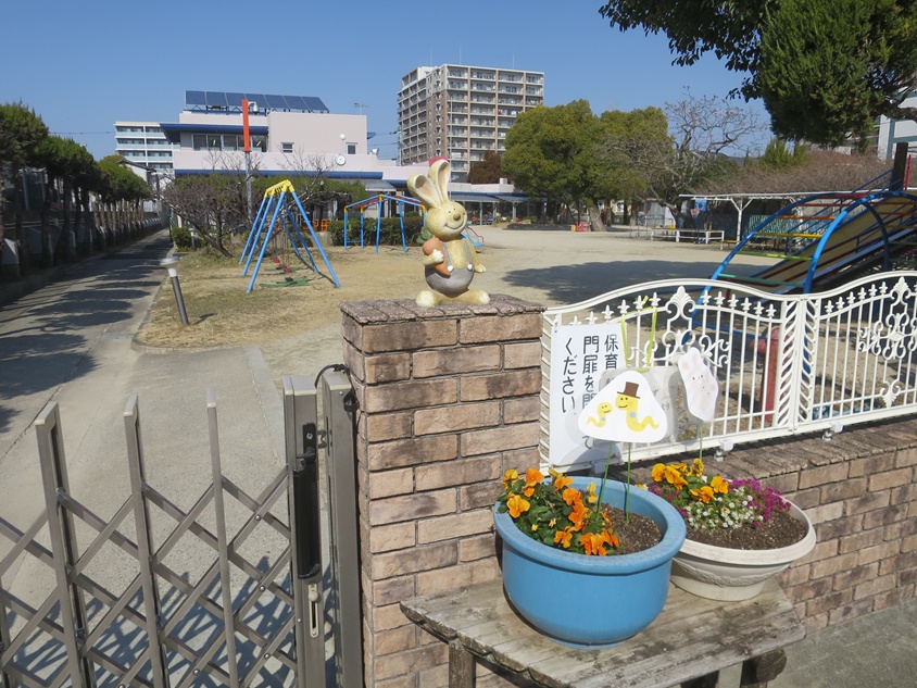 Tokatsu_Hosa's tweet photo. 2月中旬に、附属幼稚園で「公開保育研究会」が開催された。
午後からの全体会のみ参加。園長の挨拶に続いて、講演が行われた。その中で「問答」の重要性が語られ、園児への問い掛けを通して様々な見方を引き出す方法が紹介された。 https://t.co/hA1rhMB7kc
