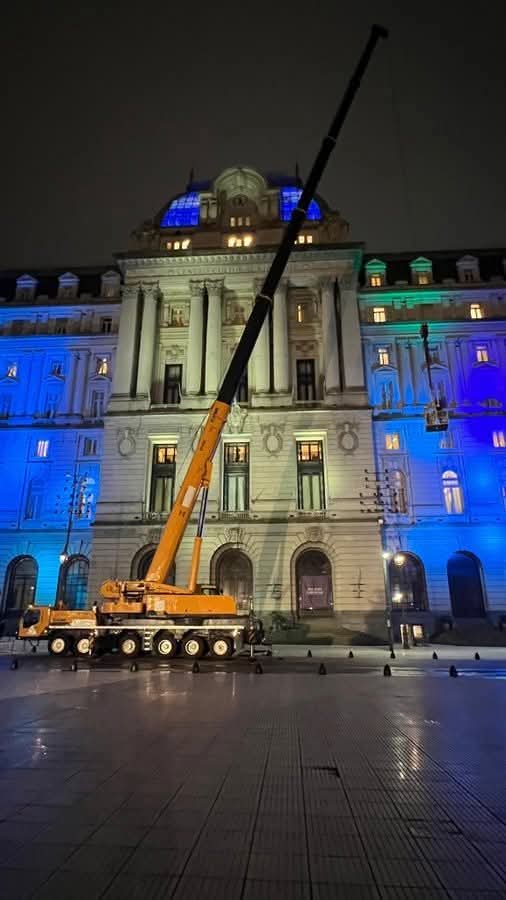 Quitando el nombre del centro cultural  Kirchner .
Perfecto !!! 👏👏👏👏👏 
Le han puesto Nestor Kirchner, a todo lo q se les ocurrió.  
#NuncaMasMemoriacompleta