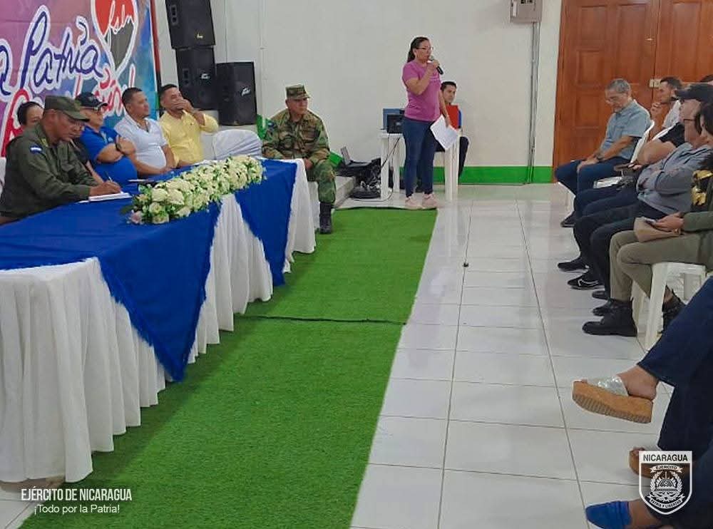 #EjercitoNicaragua 
Miembros de sexto Comando Regional del Ejército se reúnen con productores, comerciales y otros pobladores de los municipios de Sébaco, San Isidro, Ciudad Darío y Terrabona para evaluar el plan de seguridad en el Campo, el abigeato y contrabando..