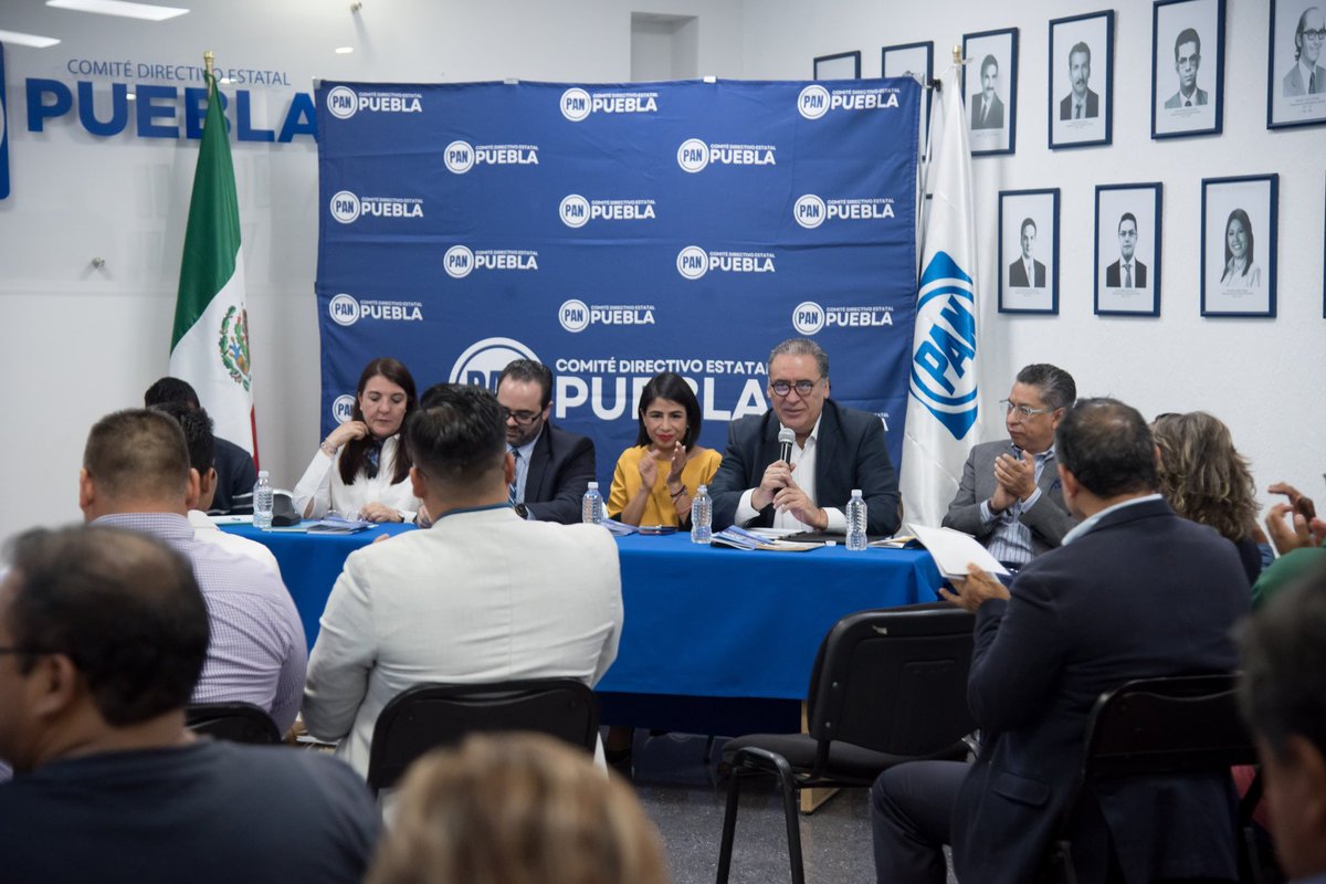 PANPuebla2427's tweet photo. Que alegría recibir a @Tigre_Aguilar_C en el @PANPuebla2427 con su obra ¡Palabra!, Esta siempre será tu casa.

Es un honor contar con personas que enriquecen nuestro partido con su talento y visión. También agradecemos la presencia de @JulioCastilloL en esta gran presentación. https://t.co/76gxYBxYna