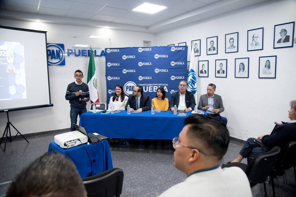 PANPuebla2427's tweet photo. Que alegría recibir a @Tigre_Aguilar_C en el @PANPuebla2427 con su obra ¡Palabra!, Esta siempre será tu casa.

Es un honor contar con personas que enriquecen nuestro partido con su talento y visión. También agradecemos la presencia de @JulioCastilloL en esta gran presentación. https://t.co/76gxYBxYna