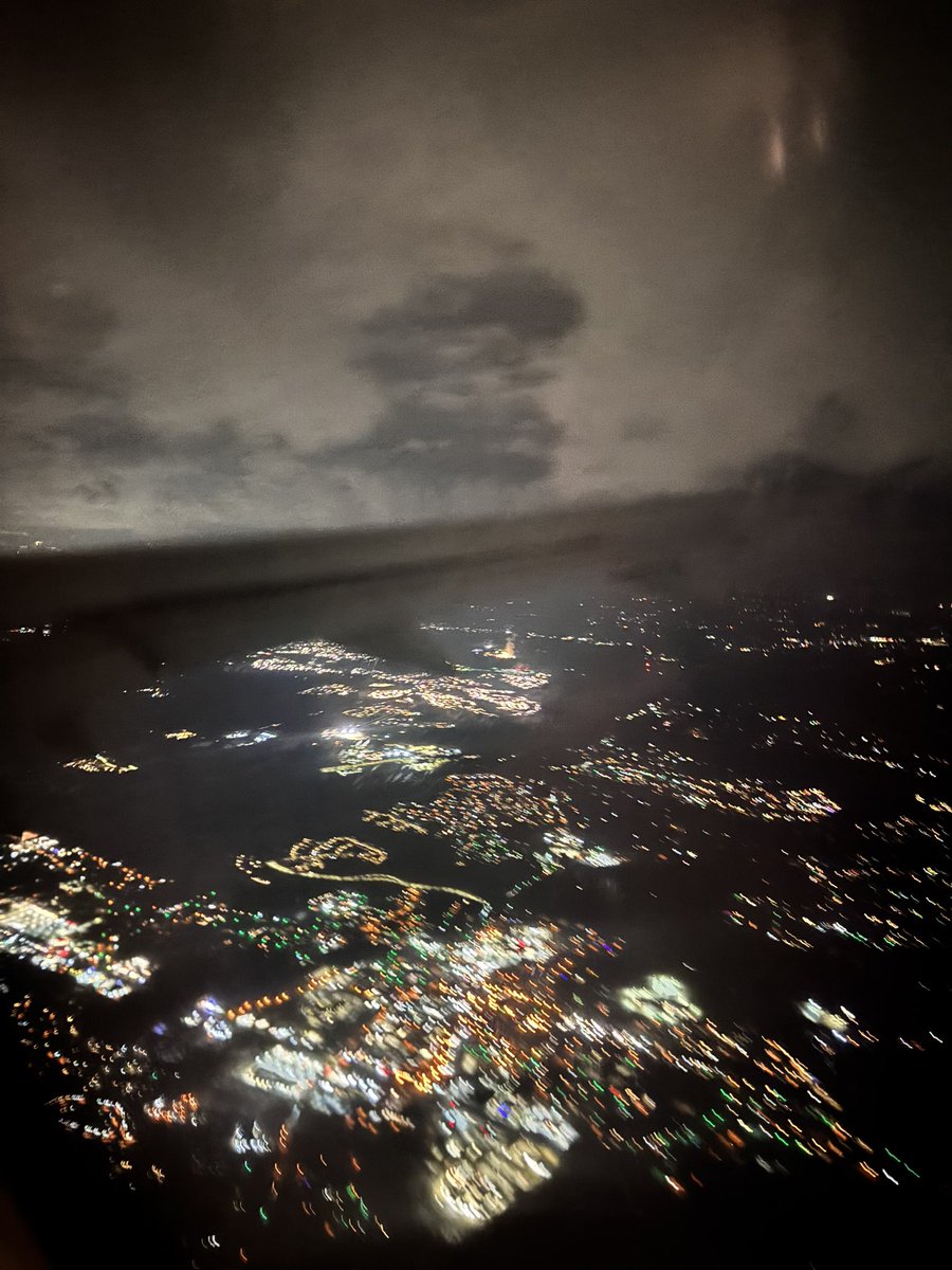 jacobjivanov's tweet image. Flying at night always has the best views. Photos don’t do it justice.