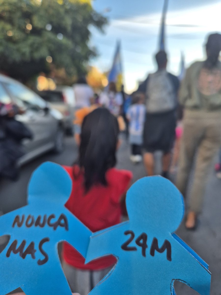 GabySG5's tweet photo. #Madryn 👉🏼 Como todos los años marchamos por la #Verdad, sembrando #Memoria, exigiendo #Justicia 
#NuncaMas  #Son30Mil https://t.co/LqEXgsDw7W