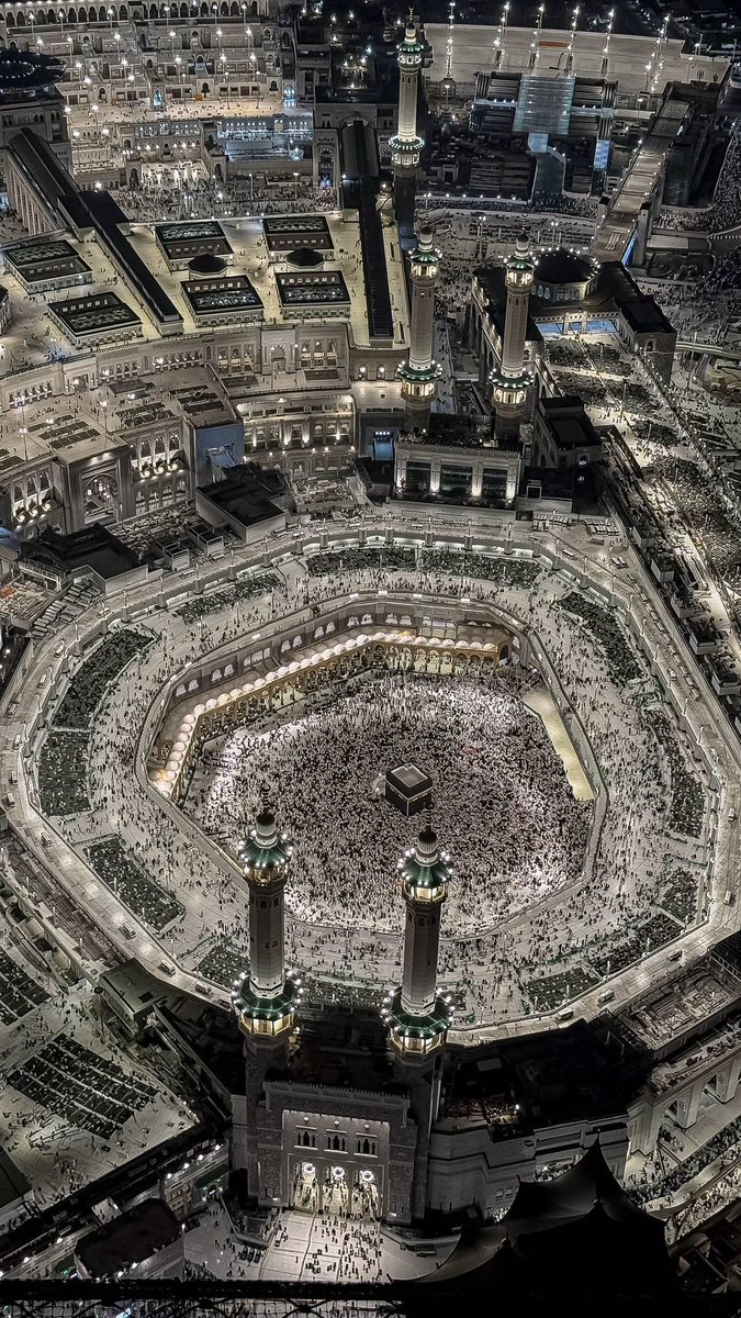 gha9700's tweet photo. يا لها من صورة تلامس القلب وتعانق الروح! مشهد مهيب للحرم المكي حيث يجتمع ملايين القلوب على الطاعة والخشوع. الحمد لله الذي أكرمنا برؤية هذا الجمال، والشكر لقيادتنا الرشيدة على جهودها العظيمة في خدمة الحرمين الشريفين وتيسير سبل الراحة لضيوف الرحمن. #مكة #المسجد_الحرام #السعودية https://t.co/aJ8TUYWpcX