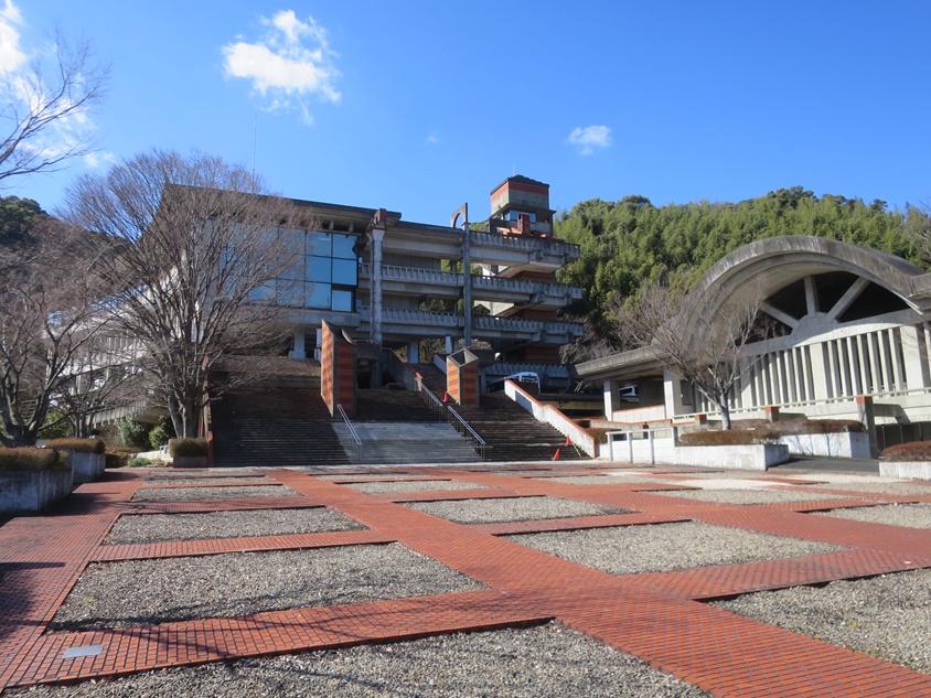 SadaiBce_Wakuya's tweet photo. 去る2月13日のこと。
九州龍谷短大で開催されたFD研修会の講師を務めた。内容は、文章系の生成AIに関するもの。近年の動向を概観した後、たとえ話を交えながら生成AIの仕組みを紹介。簡単な事例にも挑戦した。雰囲��だけでも伝われば有難い。
この様子は、連携する東九州短大へ中継されていた模様。 https://t.co/4ca8iOgRqs