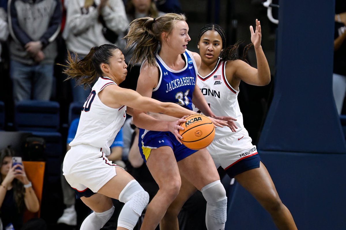 SportsZoneKCAU9's tweet image. #2 Uconn guard Paige Bueckers put up a 34 point performance, leading the #Huskies to a 91-57 win over #10 South Dakota State in the second round. #MarchMadness 

The #Jackrabbits finish the season 30-4. 

Image Courtesy: AP

READ HERE 🏀⬇️
siouxlandproud.com/sports/paige-b…