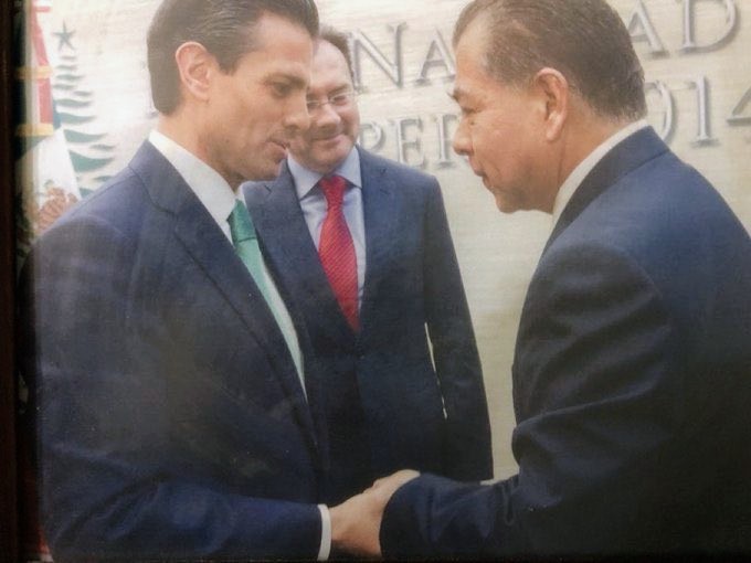 okguss's tweet photo. @ZuritaCarpio @XochitlGalvez Si... aquí se ve al Valiente @mario_dico50 enfrentar al tirano de tiranos. https://t.co/BeWsvA8DkX