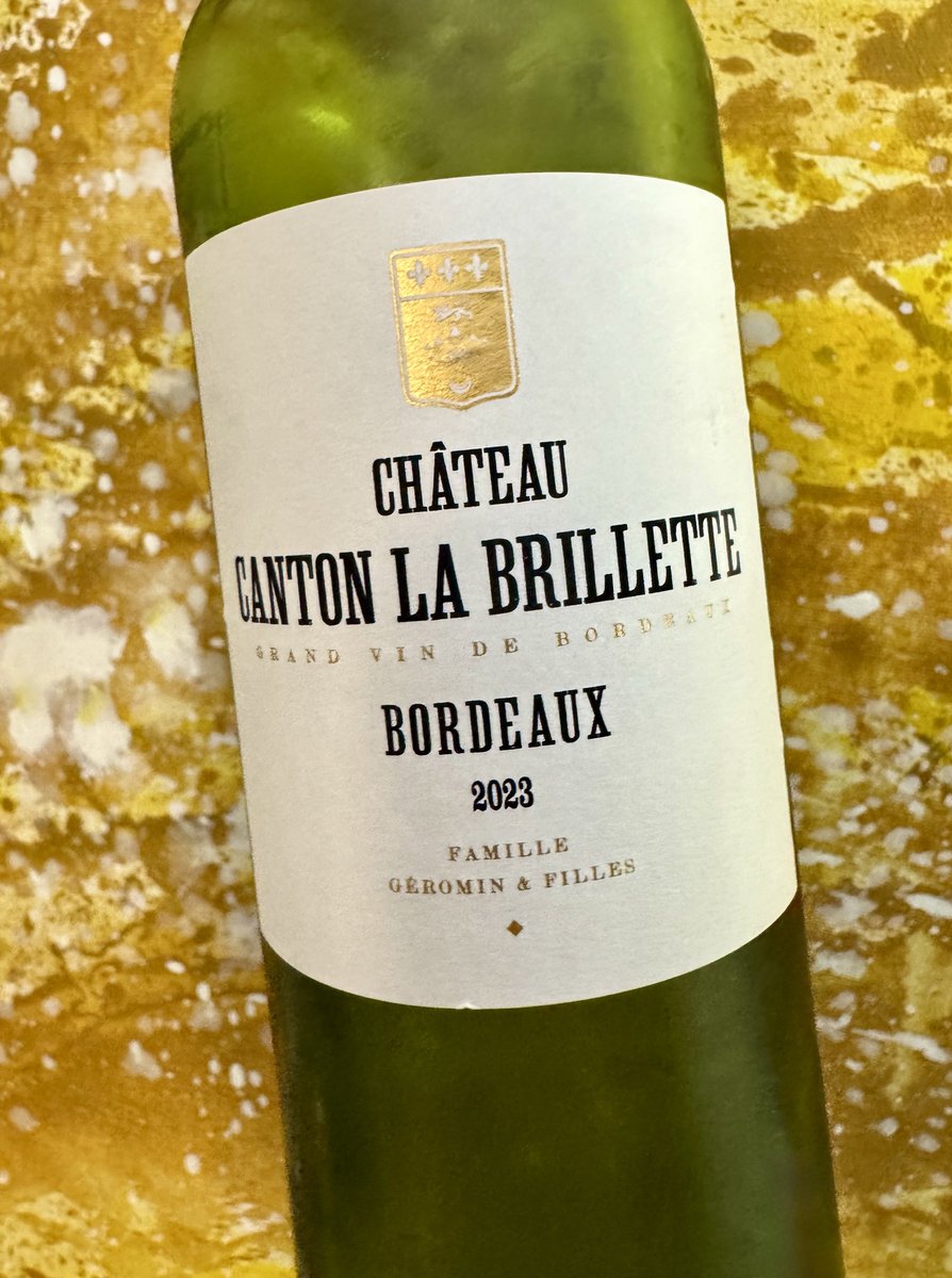 SashaEats's tweet photo. Monday pour 🥂🍇✨
#SashaSips #Bordeaux #wine #WTSO https://t.co/Gj3Gr2KJz3