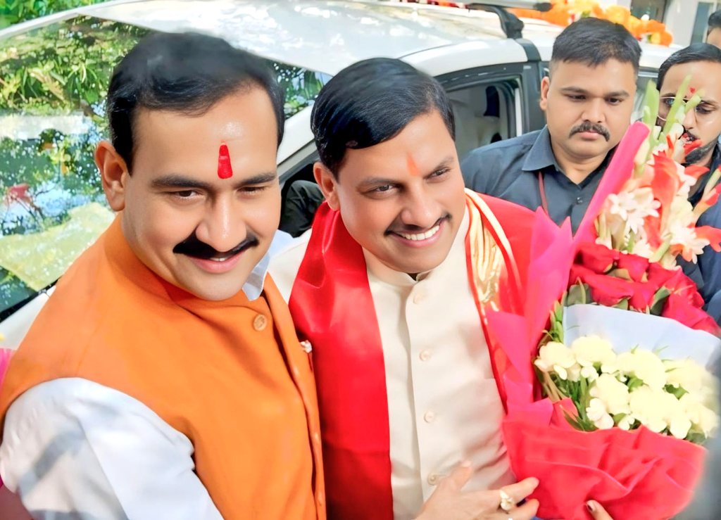 drnarottammisra's tweet photo. मध्य प्रदेश के माननीय मुख्यमंत्री डॉ. मोहन यादव जी को जन्मदिन की हार्दिक बधाई एवं शुभकामनाएं ।
आपके नेतृत्व में मध्यप्रदेश उन्नति और समृद्धि के शिखर पर अग्रसर हो,मां पीतांबरा आपको उत्तम स्वास्थ्य, दीर्घायु एवं मंगलमय जीवन प्रदान करें,यही कामना करता हूं।
@DrMohanYadav51 https://t.co/xHQVoTdIJm