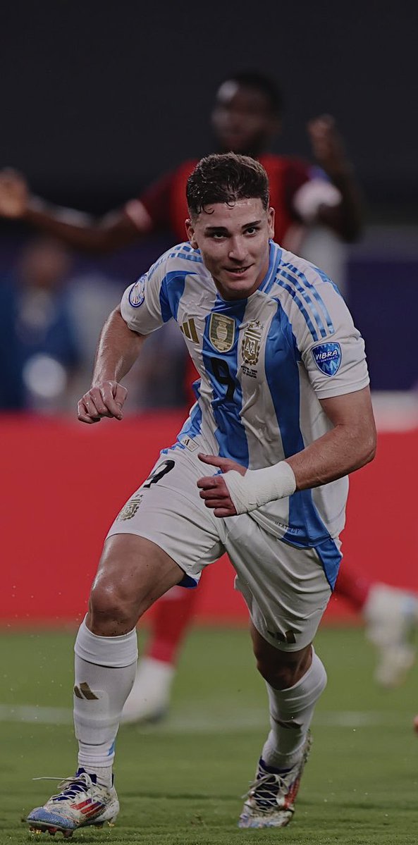 Lo raro que se me hace no ver a Julián todo musculoso, pijudo y con 24 esvásticas tatuadas