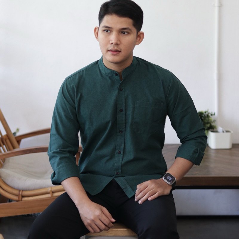 hey_aris's tweet photo. Mau tampil beda dengan kemeja warna hijau yang elegan? Kemeja Oxford Emerald Green dari Basicale ini bisa jadi pilihan tepat! Modelnya slim fit, bikin penampilanmu makin rapi. Harganya Rp149.900. Lihat detailnya di sini: https://t.co/D2iFLVRaw9 #lebaran#ramadhan#mudik #kemejakoko https://t.co/oz1Gov27VB