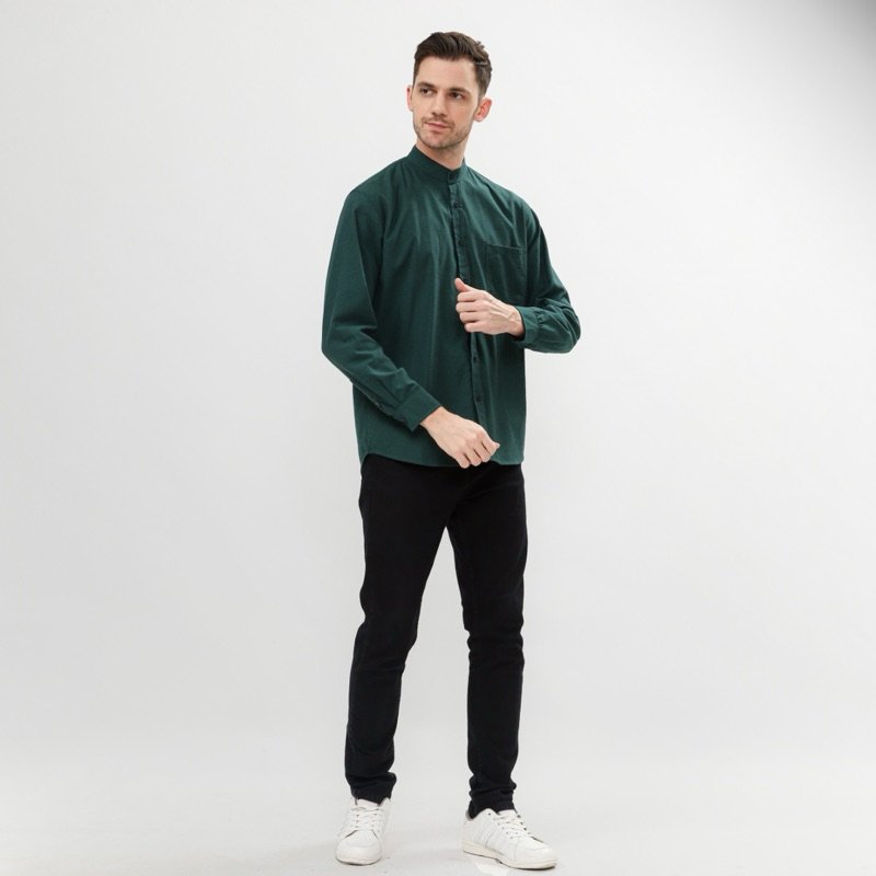 hey_aris's tweet photo. Mau tampil beda dengan kemeja warna hijau yang elegan? Kemeja Oxford Emerald Green dari Basicale ini bisa jadi pilihan tepat! Modelnya slim fit, bikin penampilanmu makin rapi. Harganya Rp149.900. Lihat detailnya di sini: https://t.co/D2iFLVRaw9 #lebaran#ramadhan#mudik #kemejakoko https://t.co/oz1Gov27VB