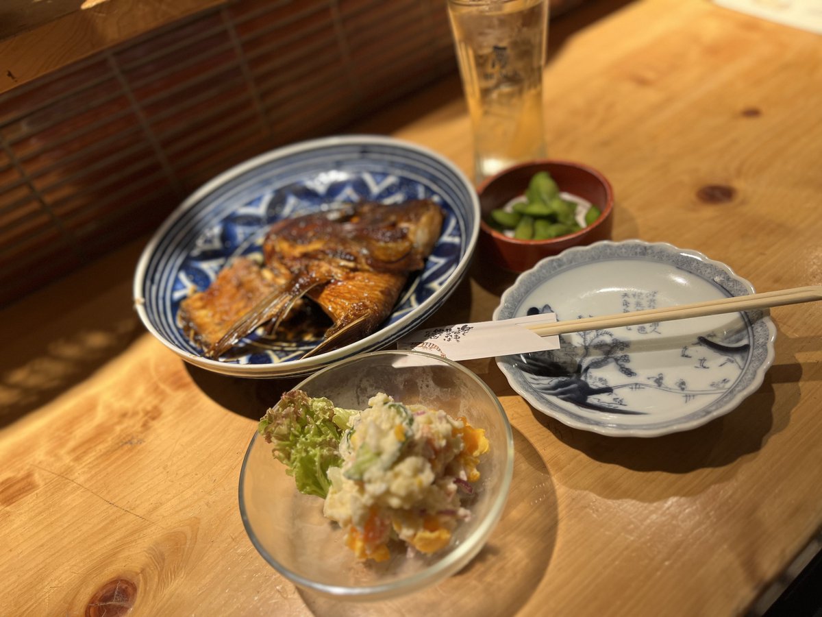 gourment_master's tweet photo. 第二の故郷で安らぎの家庭料理を。桜塚商店街の先にある『いち凜』は女将さんの作る料理を旨い酒と共に味わえる。綺麗で居心地のいい店内とカウンターに並ぶ大皿料理は日替わりでどれも美味しそ��で選ぶのに困るほど◎
#いち凜 #大皿料理 #岡町 #大阪 https://t.co/981WdCMBm6