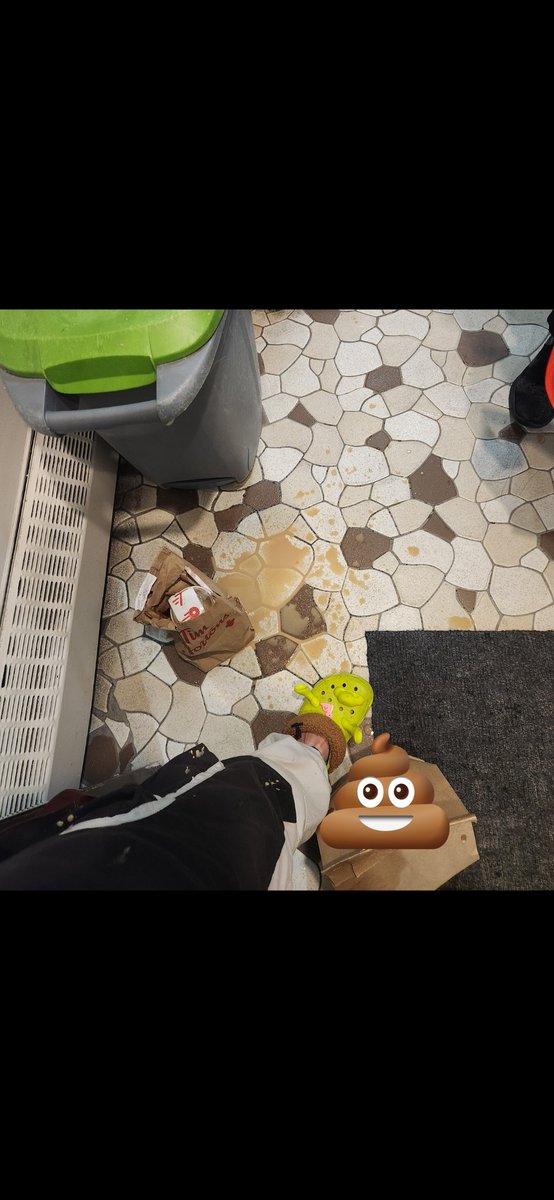 Camcamzoro's tweet image. Dear @TimHortons could you not put your drinks for @UberEats in bag the drivers do not take the time to check if its a drink or not and throw it in their bag 🤡 #notthefirsttime