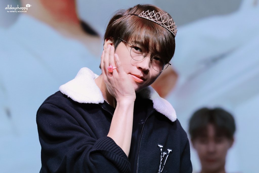 alldayshappy1's tweet photo. 250323 인피니트 팬사인회 위드뮤
티아라 쓴 공주님 👸?
넘 잘 어울린다는게 킬포😍
#NAMWOOHYUN #인피니트 #남우현
#INFINITE #Like_Infinite #라잌인피니트 #Dangerous #위드뮤 #withmu https://t.co/F99bu44wo1