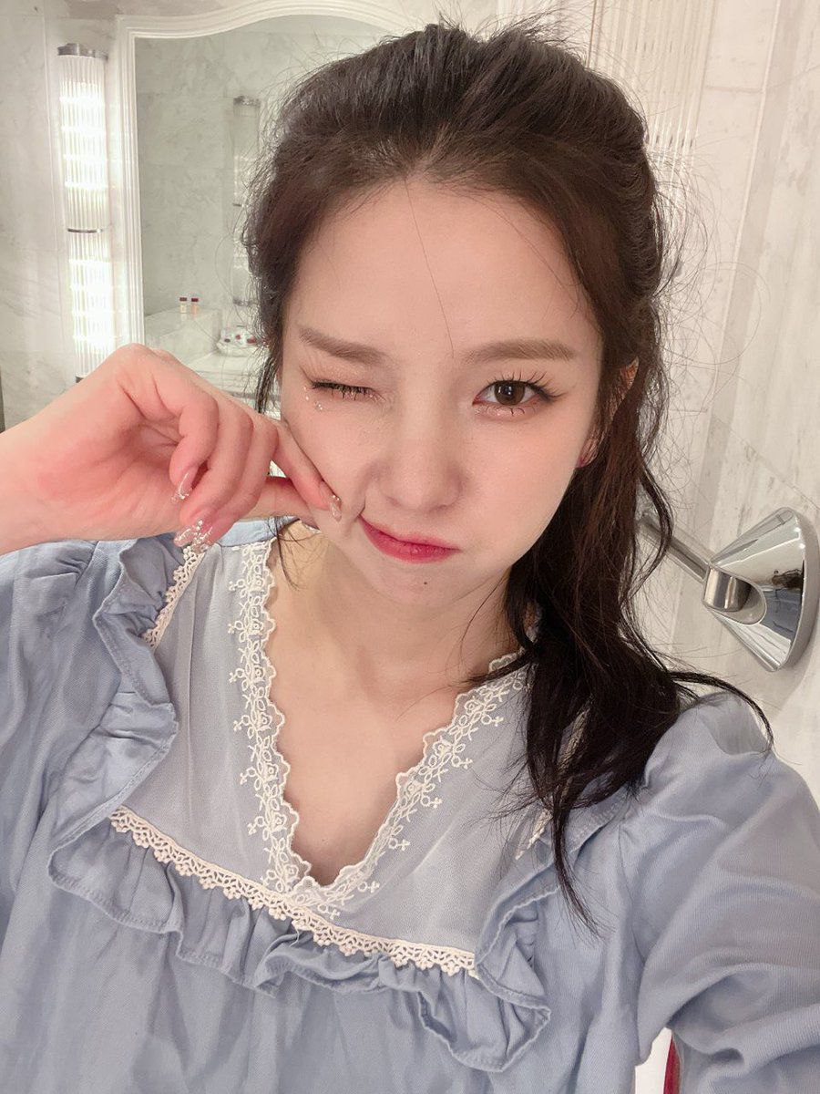 Miren qué monita salió de su hibernación solo para ir al #𝚃ipթy𓏸𝚍ebu𝐭 y tener el mejor día saltando y cantando en el #𝟐4_𝟘3节日. Así que ya saben, si mañana despierto sin piecitos, ha sido por el #x𝕥𝕣a日. 🤍

𝕚𝑣o𝚗𝚗ǝ 𝗺o𝗺e𝗻𝘁 🌿