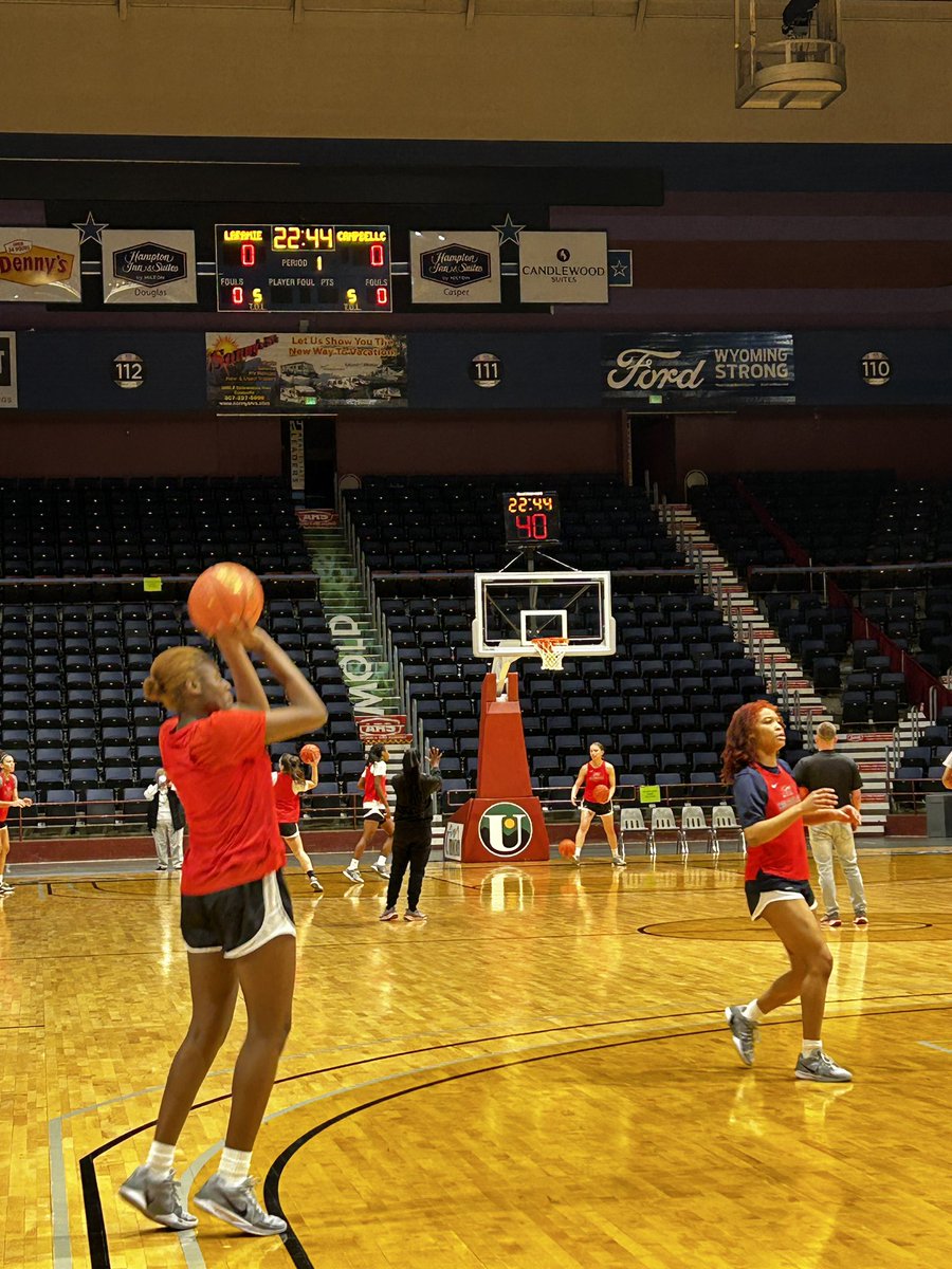 Tabattle0421's tweet photo. Shoot around at the arena  #SGTCLadyJets https://t.co/qid4xOvuIf