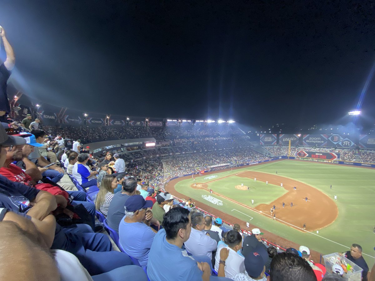 HASTA LAS LÁMPARAS 🏟⚾️
Chulada el llenazo en el Palacio para el <a href="/SultanesOficial/">Sultanes de Monterrey</a> vs. <a href="/RedSox/">Red Sox</a>