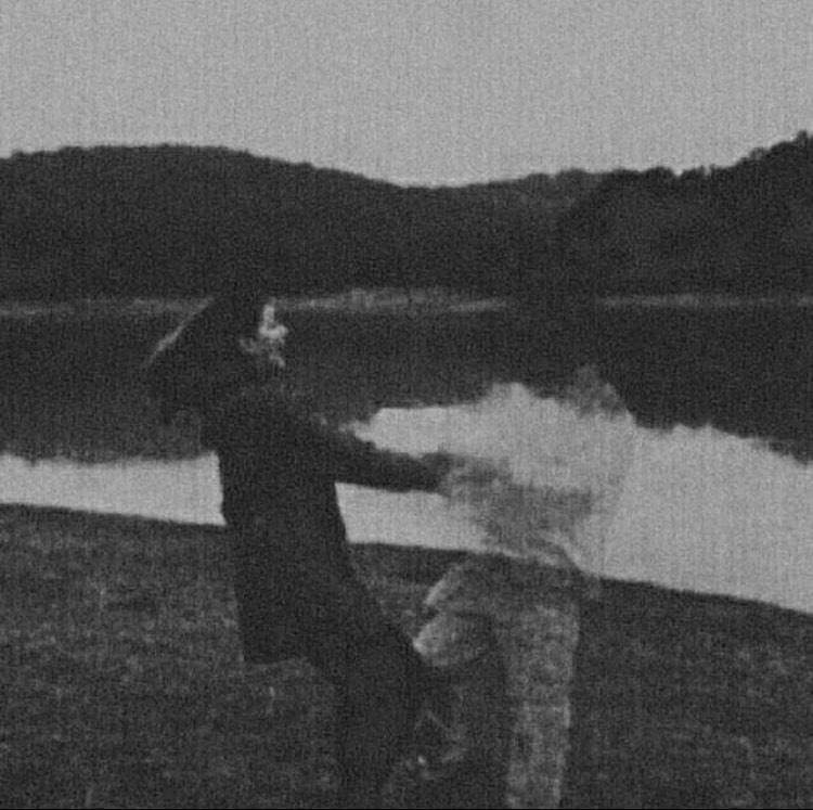 انا مازلتُ عالقََا هنا،
 مؤمنََا ان الدار ليست داري و المكان
 ليس مكاني ، باحثََا عني في
أركان البلاد لعل داري تناديني. 🖤