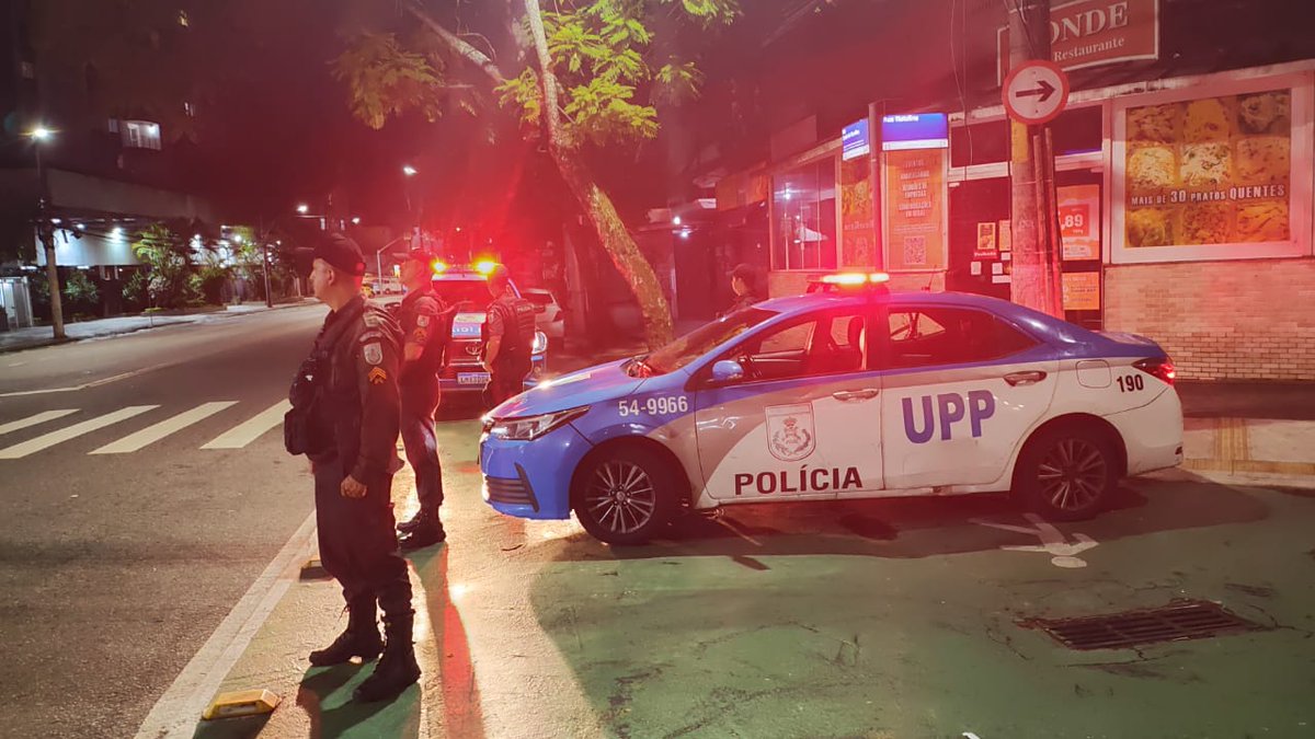 PMERJ's tweet photo. 🚔 Agentes da #UPPFormiga intensificam o policiamento, nesta terça-feira (25/03), na Rua Natalina e Rua Conde de Bonfim, Tijuca, garantindo mais segurança para a população.
Conte com a Polícia Militar! 👮♂️
#ServireProteger
#PMERJ https://t.co/H7aIOxhIQa