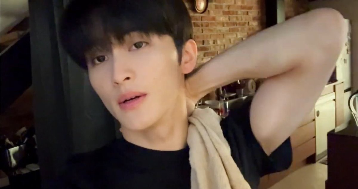 2markqu's tweet image. 에반데