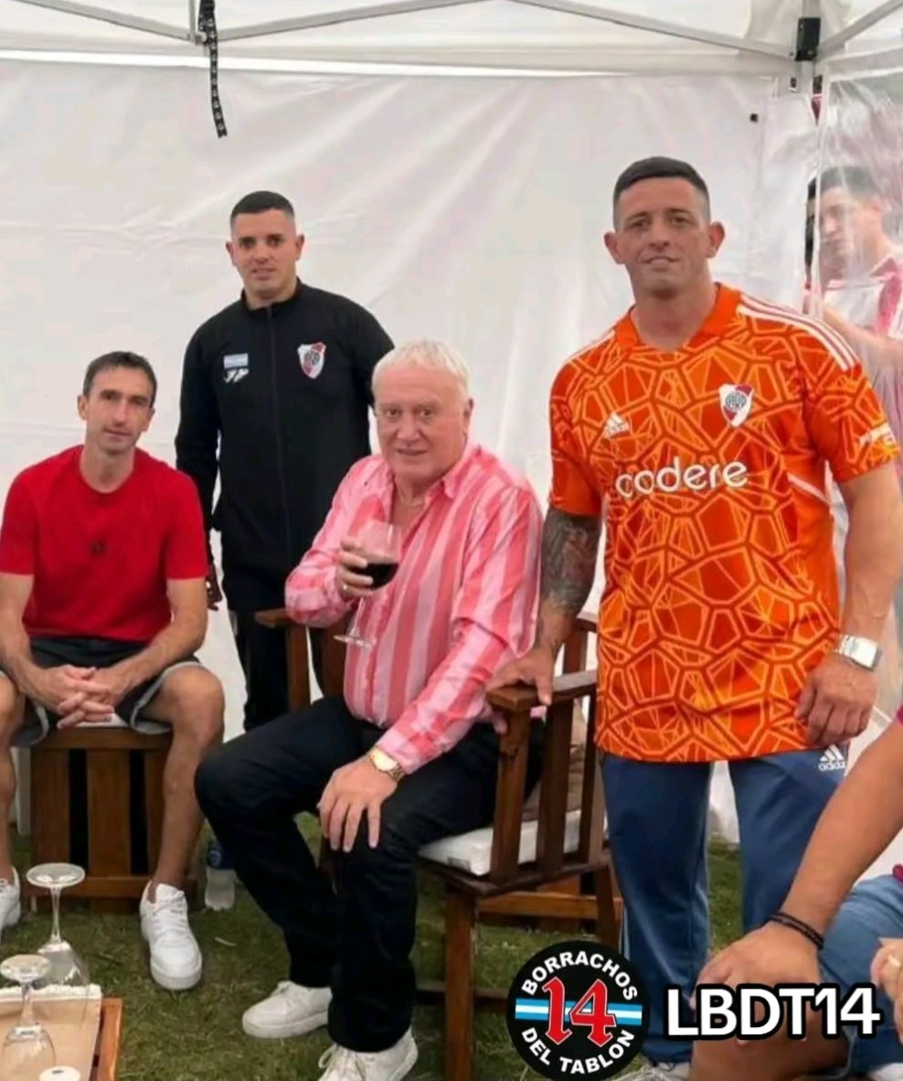 Emociona carajo.
Los borrachos del tablón con el Beto y trapito Barovero.