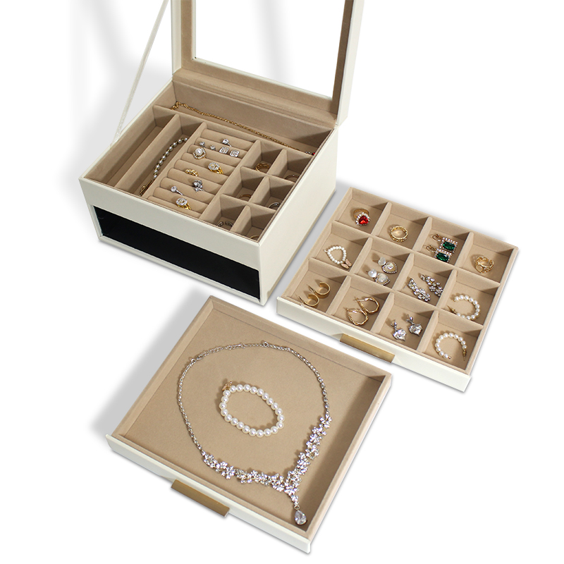 cfpackaging's tweet image. This jewelry storage box is simple and practical in design, it is made of PU leather to ensure durability and beauty,is divided into three compartments, which is convenient for storing various jewelry, such as rings, earrings, necklaces, etc. 
#jewelrybox #ClamshellBox #drawerbox