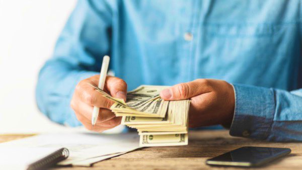 وفقًا لنص المادة 94/1 من #نظام_العمل ، وضع المشرّع السعودي قاعدة قانونية جوهرية، مفادها ضرورة علم العامل وموافقته الصريحة على أي حسم يُقرَّر على أجره، باستثناء الحالات التي أجاز فيها النظام الحسم دون الحاجة إلى موافقة العامل، وذلك وفقًا للنصوص الصريحة الواردة في النظام.

وتبعًا