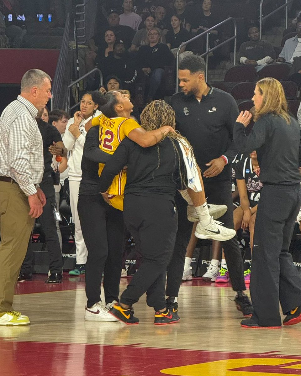 YahooSports's tweet photo. JuJu Watkins has been carried off the court during USC-Mississippi St. with an apparent lower leg injury. 

(📸 @BenGolliver) https://t.co/7wrqJQSMFI