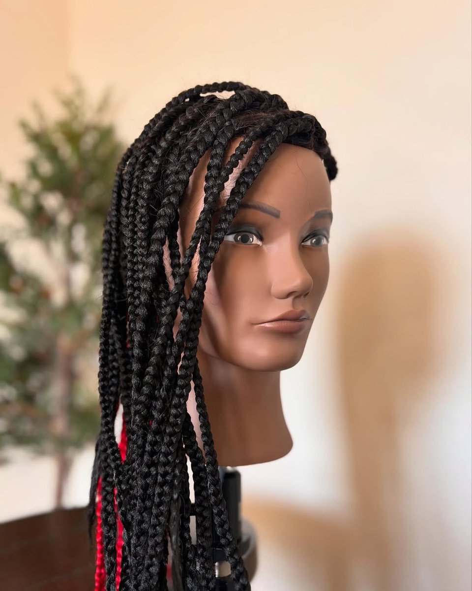PivotPointIntl's tweet image. Stepping into the world of braiding with this stunning set of Knotless Box Braids. First time? You’d never know! 🙌 🖤♥️ #Braids #KnotlessBraid #BoxBraid #EricFisherAcademy #BeautySchool #CosmetologyStudent #PivotPoint #LearnForward (📸: hairdonebyadrian)