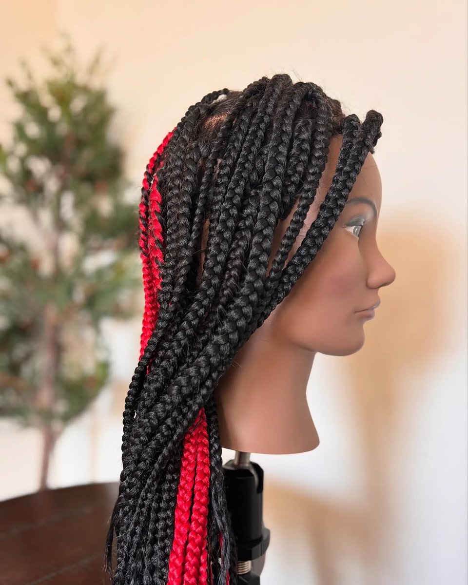 PivotPointIntl's tweet image. Stepping into the world of braiding with this stunning set of Knotless Box Braids. First time? You’d never know! 🙌 🖤♥️ #Braids #KnotlessBraid #BoxBraid #EricFisherAcademy #BeautySchool #CosmetologyStudent #PivotPoint #LearnForward (📸: hairdonebyadrian)