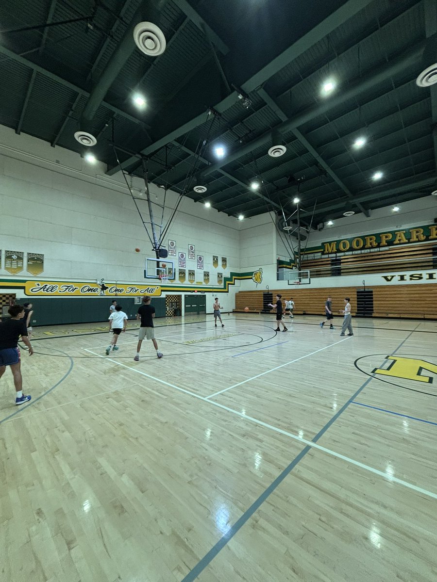 MoorparkHoops's tweet photo. Spring Break Day 1.
Track. Weights. Gym.
The culture don’t shift overnight—but it’s shifting.
#MoorparkHoops #NewEra #SpringGrind #MusketeerMentality https://t.co/BgtsaEtJ2g