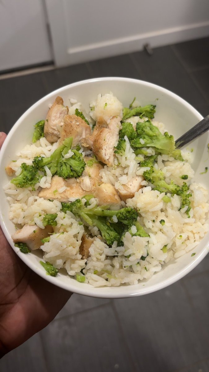 educatedhashira's tweet photo. Baked chicken, rice, and broccoli bowl #CookingWithJoe ๐จ๐ฟโ๐ณ https://t.co/GuG875gdxD