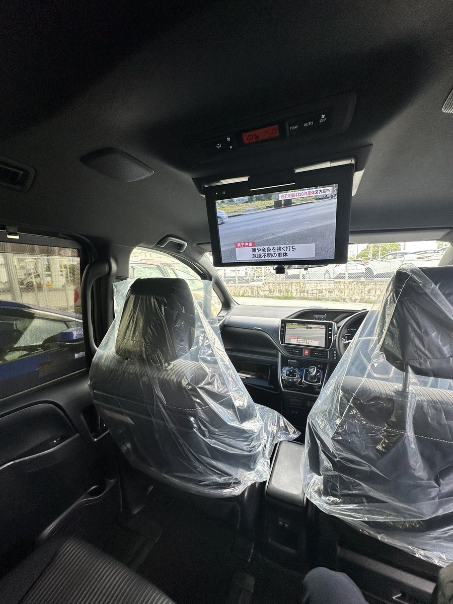 T_kokuba's tweet photo. 中古車情報🚗³₃
令和1年式 ヴォクシーHEV ZSキラメキ2入荷しました❗️
走行距離も約31000kmと比較的走っておりません🤗
前席だけでなく後席にも大きなディスプレイがついてます❗️
ぜひ1度見に来てください🏃‍♂️
#沖縄トヨタ自動車
#トヨタウン国場店 https://t.co/LNdDY0Cxf4