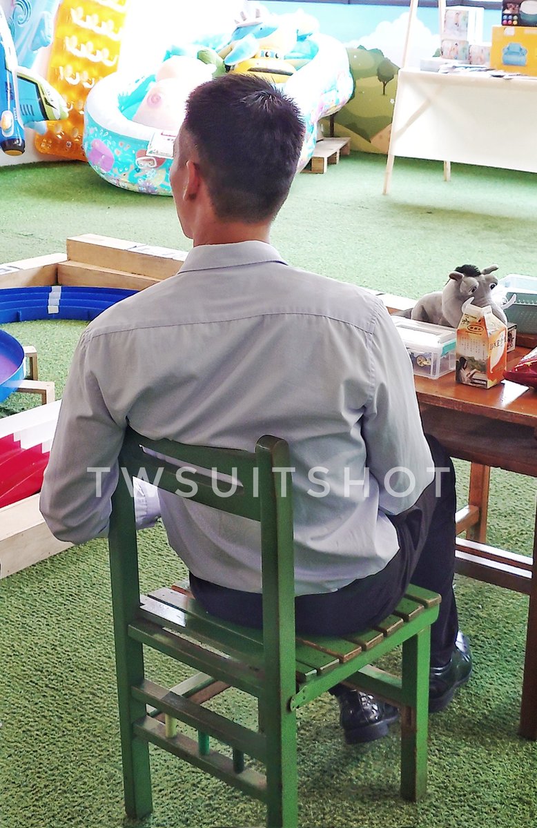 已婚人夫中午帶小孩去夾娃娃機店，看著手機螢幕發笑，不曉得是在....😈😈😈

可惜沒有把襯衫西裝褲穿的很貼，看不出明顯的吊嘎痕🤷🏻‍♂️

#襯衫 #西裝 #皮鞋 #鞋襪 #人夫 #吊嘎