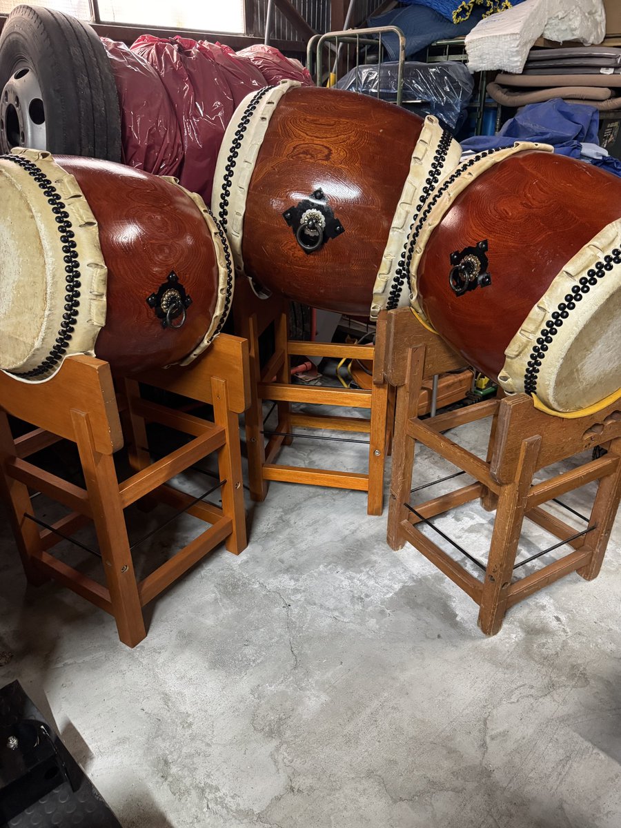 先日旭川市内の方より台付の和太鼓3つ出張買取させて頂きました！
約30年使用されたとは思えない立派な太鼓です！
明日までオークションに出品しておりますので気になる方はお気軽にお問い合わせ下さい。