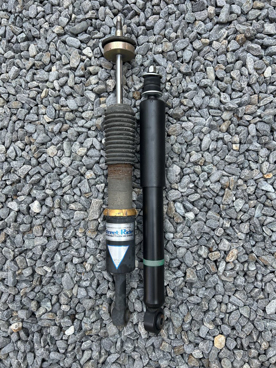kengo___5's tweet photo. ストリートライドのショックからジムニーシエラのショックに交換しました！

予想以上に短かった笑

もう少し乗り心地を良くしたい🥺

あと、リアのタイヤハウスの上に当たるのどうにかならないのかな😢 https://t.co/1DM6myBqyv