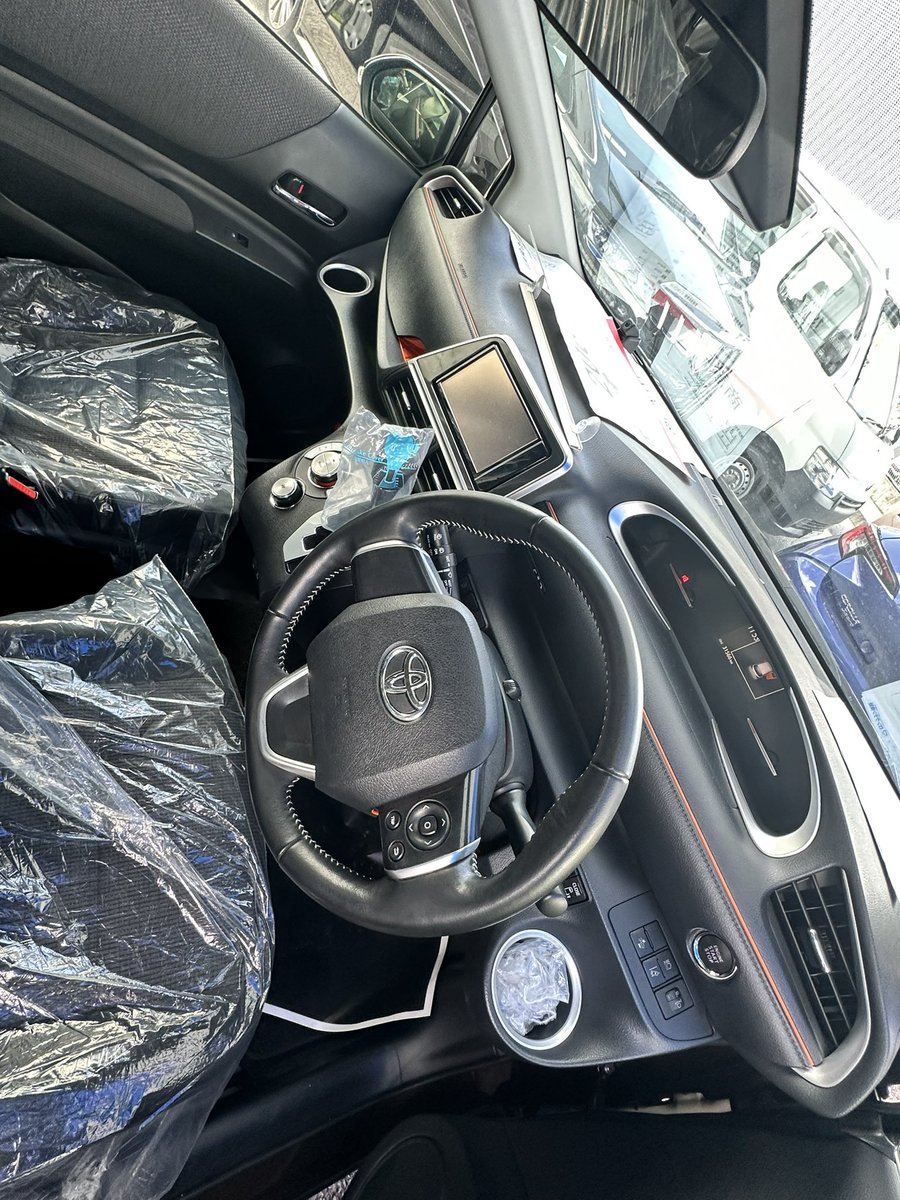 T_kokuba's tweet photo. 中古車情報🚗³₃
令和1年式シエンタGAS Gグレード入荷しました❗️
3列目搭載の7人乗りです✨️
便利な両側パワースライドドアになってます❗️
ぜひ1度見に来てください🏃‍♂️
#沖縄トヨタ自動車
#トヨタウン国場店 https://t.co/bYRyR65IRu