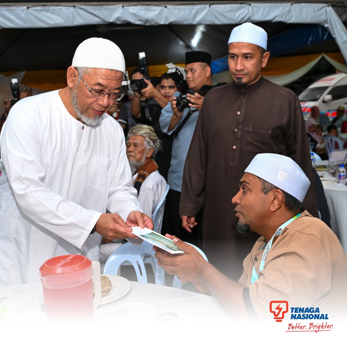 Tenaga_Nasional's tweet photo. Tenaga Nasional Berhad (TNB) terus menyantuni masyarakat setempat menerusi Majlis Ihya’ Ramadan peringkat Negeri Sembilan, yang membuka ruang untuk berinteraksi dengan komuniti dan berkongsi rezeki dalam suasana penuh keberkatan. https://t.co/eLjSDufQo3