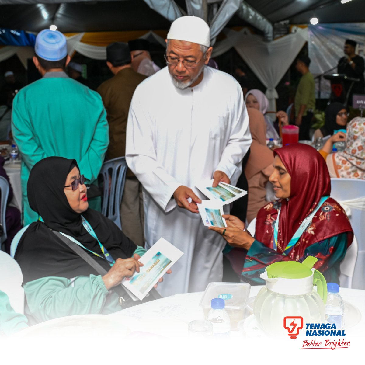 Tenaga_Nasional's tweet photo. Tenaga Nasional Berhad (TNB) terus menyantuni masyarakat setempat menerusi Majlis Ihya’ Ramadan peringkat Negeri Sembilan, yang membuka ruang untuk berinteraksi dengan komuniti dan berkongsi rezeki dalam suasana penuh keberkatan. https://t.co/eLjSDufQo3