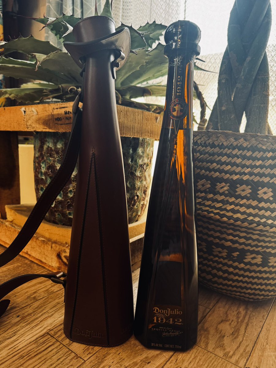 すごいものをいただいてしまった✨
Don Julio 1942 のレザーケース付き！もちろん中身付き🥃
一生大事にします🙏
これに1942を入れてお花見でもいこうかな🌸
#DonJulio #DonJulio1942