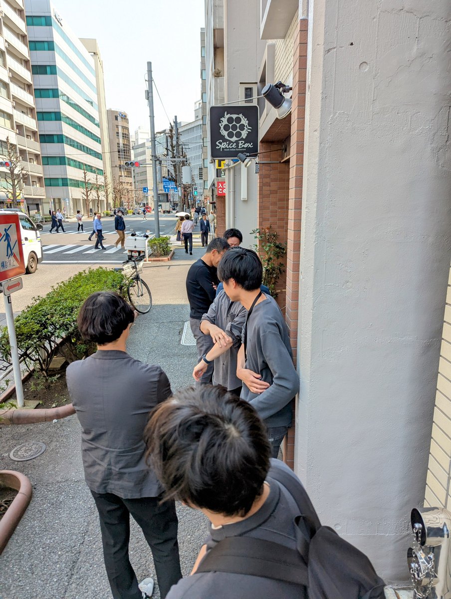 momomo0321's tweet photo. 12時過ぎに来てみたら、6人待ち。
さすがはやぶサポカレー部の聖地、スパイスボックス🍛
#スパイスボックス
#SpiceBox
#やぶサポ
#カレー部 https://t.co/Q4hZdd3J0e
